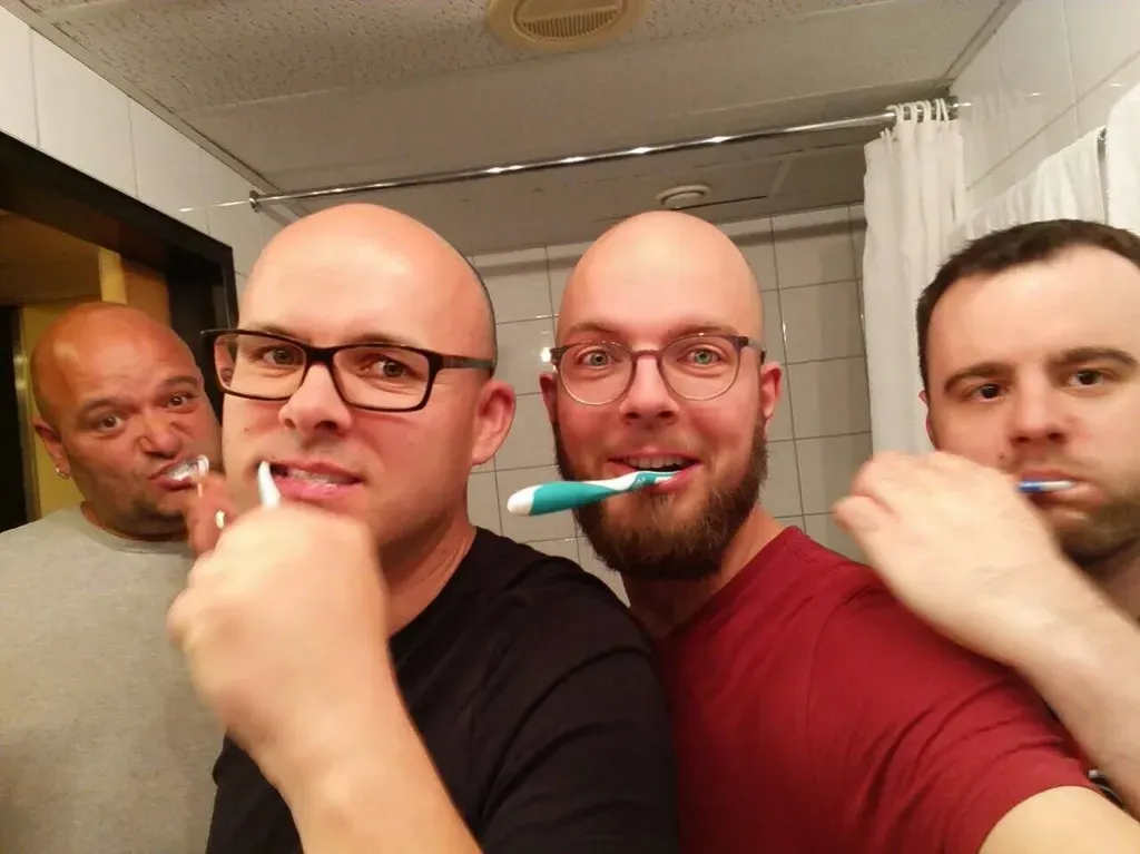 I quattro fondatori mentre si lavano i denti
